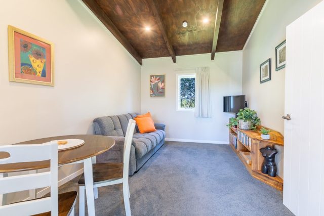 Rural Massage, Ohaupo, Near Hamilton, Accommodation lounge
